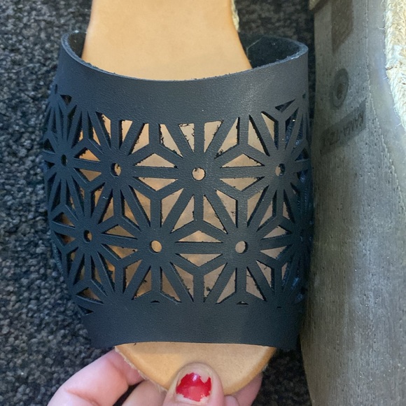 NWT Cape Robbin Sandals - Picture 7 of 7